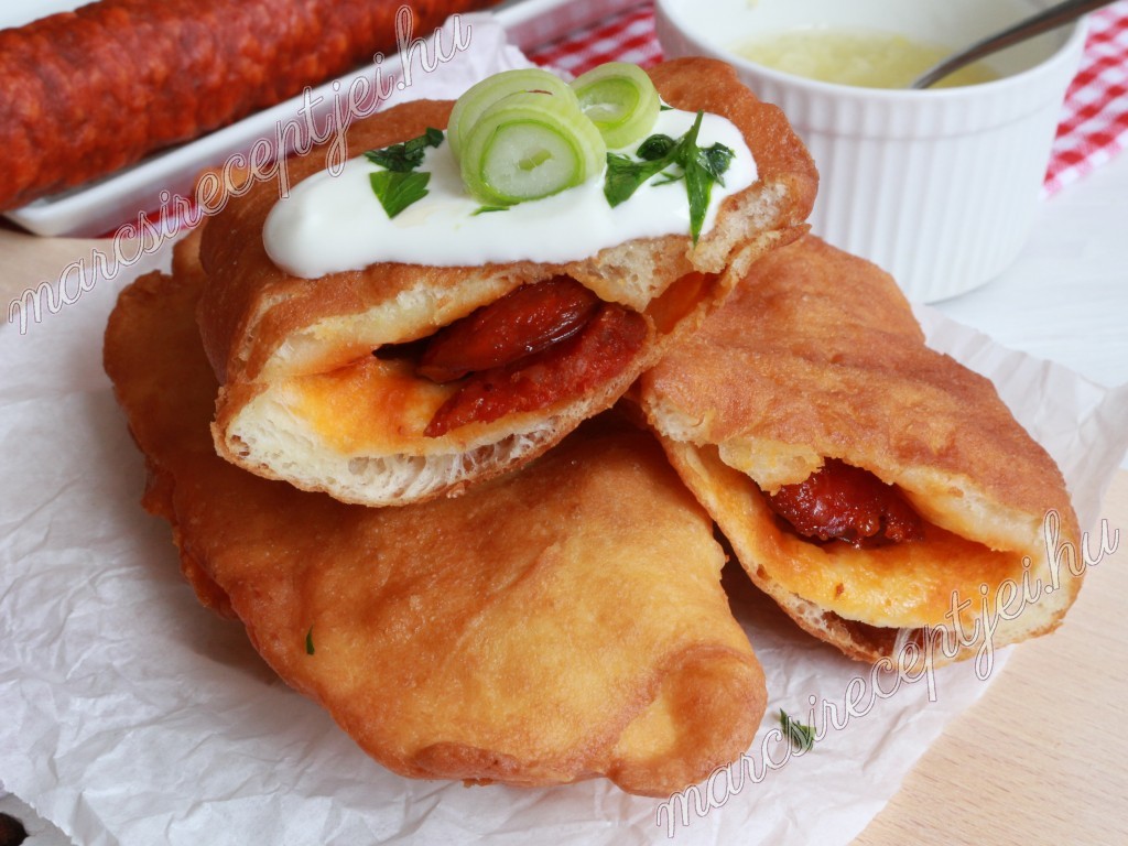Kolbásszal töltött lángos