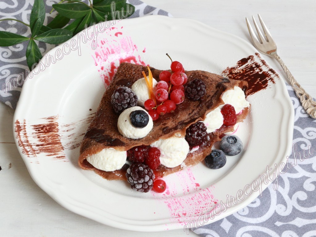 Kakaós palacsinta mascarpone krémmel és erdei gyümölcsökkel