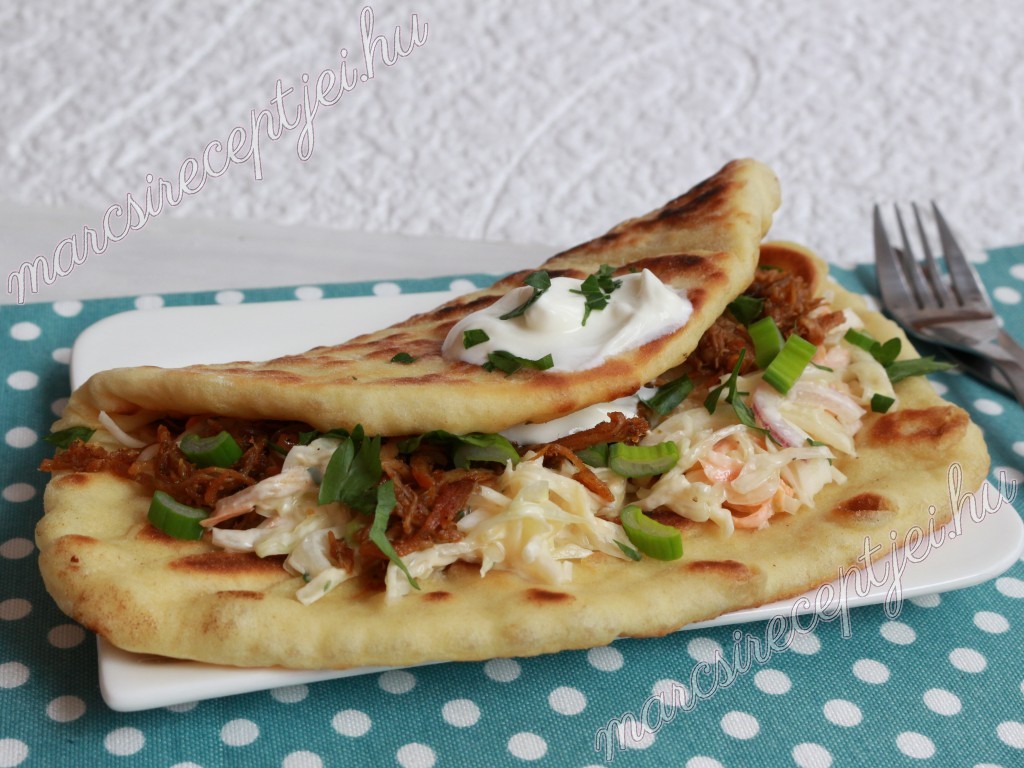Pulled pork naan szendvics Amerikai káposztasalátával