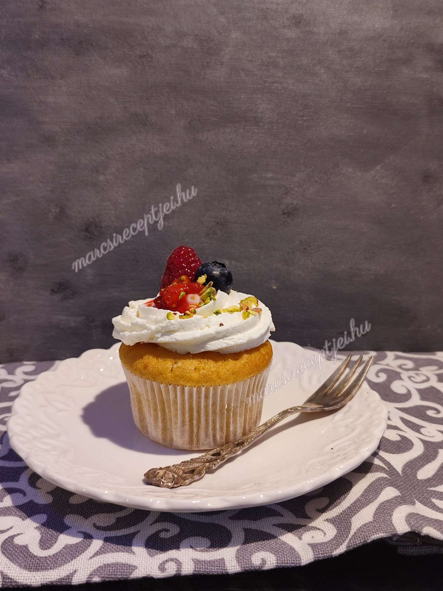 Citromos túrókrémes cupcake erdei gyümölcsökkel5